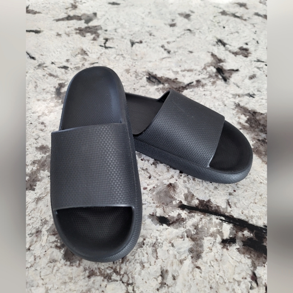 **SOLD** Womens/Mens Pillow Slides